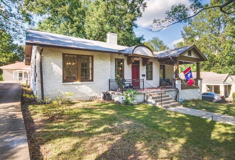 Stylish Jackson Home: Walk To Dining & Shops!