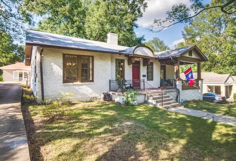 Stylish Jackson Home: Walk To Dining & Shops!