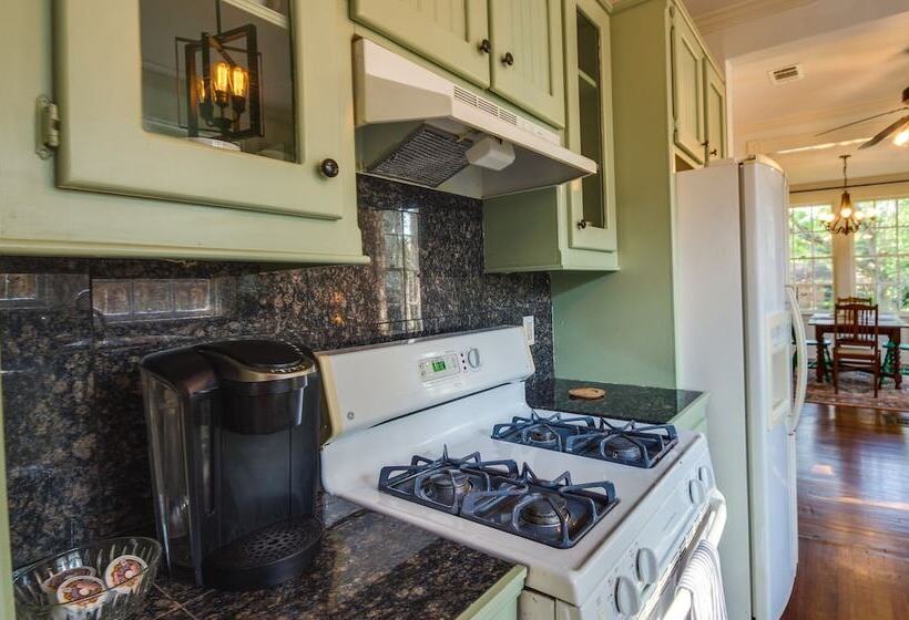 Stylish Jackson Home: Walk To Dining & Shops!