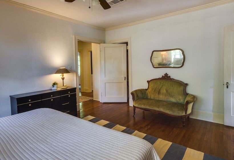 Stylish Jackson Home: Walk To Dining & Shops!