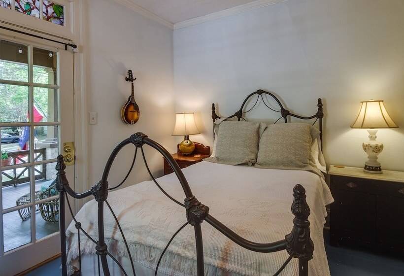 Stylish Jackson Home: Walk To Dining & Shops!