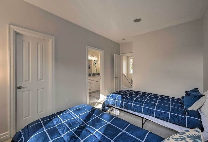 Sunny Seattle Home W/ Deck ~ 6 Mi To Downtown