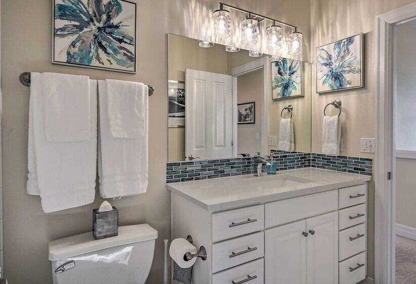 Sunny Seattle Home W/ Deck ~ 6 Mi To Downtown