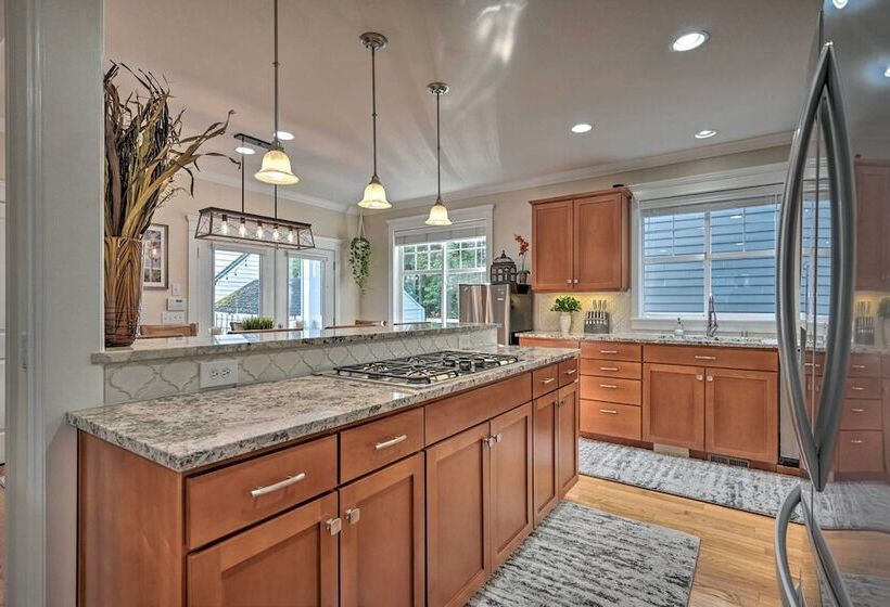 Sunny Seattle Home W/ Deck ~ 6 Mi To Downtown