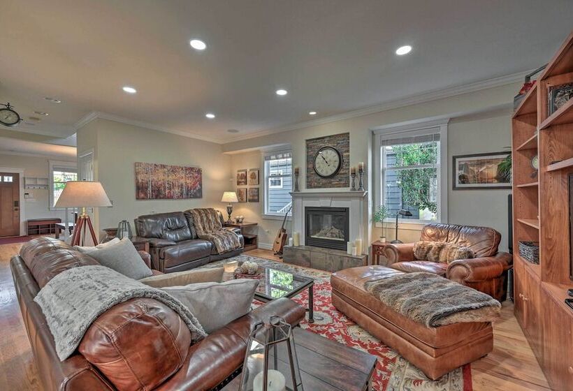 Sunny Seattle Home W/ Deck ~ 6 Mi To Downtown