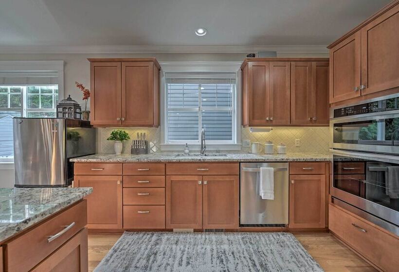 Sunny Seattle Home W/ Deck ~ 6 Mi To Downtown
