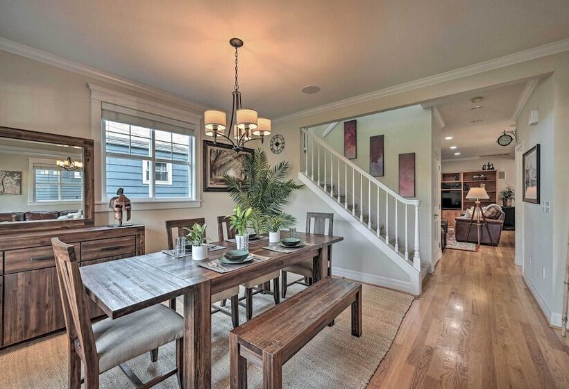 Sunny Seattle Home W/ Deck ~ 6 Mi To Downtown