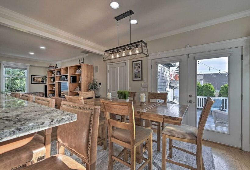 Sunny Seattle Home W/ Deck ~ 6 Mi To Downtown