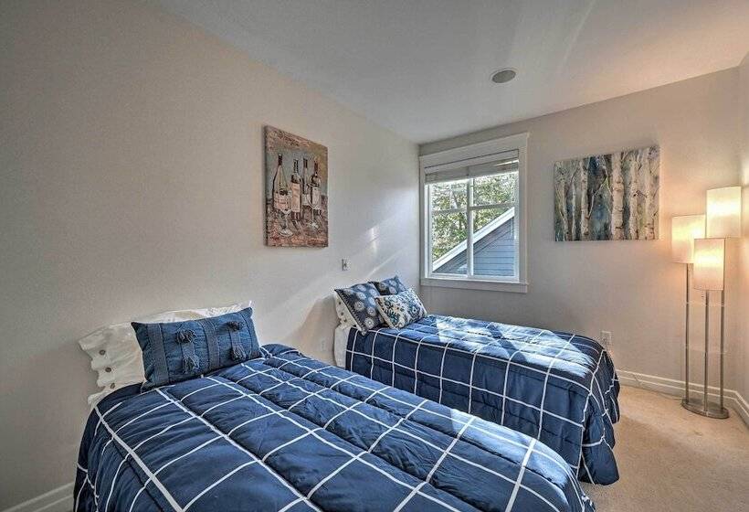 Sunny Seattle Home W/ Deck ~ 6 Mi To Downtown