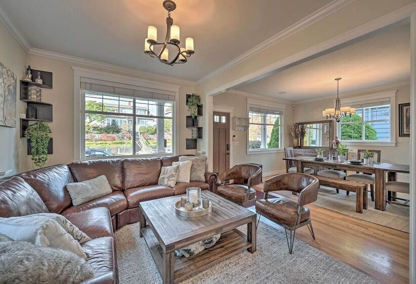 Sunny Seattle Home W/ Deck ~ 6 Mi To Downtown