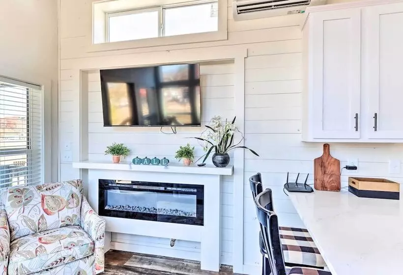 Tiny Home Retreat W/ Fire Pit ~ 3 Mi To Lake!