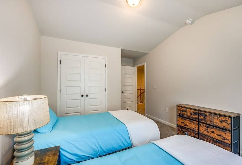 Walnut Grove Haven: Spacious Retreat W/ Fireplace!