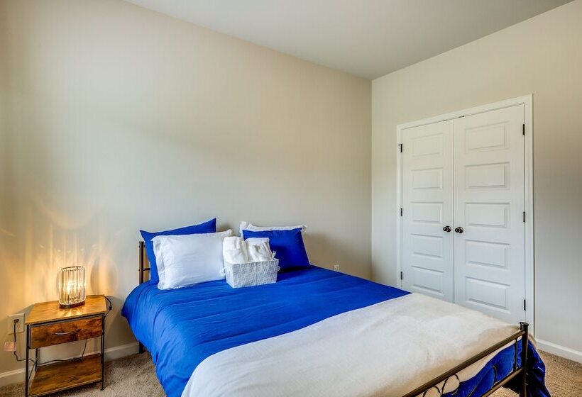 Walnut Grove Haven: Spacious Retreat W/ Fireplace!