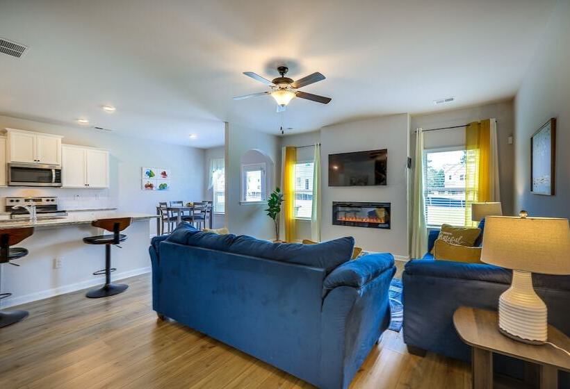 Walnut Grove Haven: Spacious Retreat W/ Fireplace!