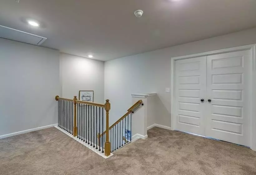 Walnut Grove Haven: Spacious Retreat W/ Fireplace!