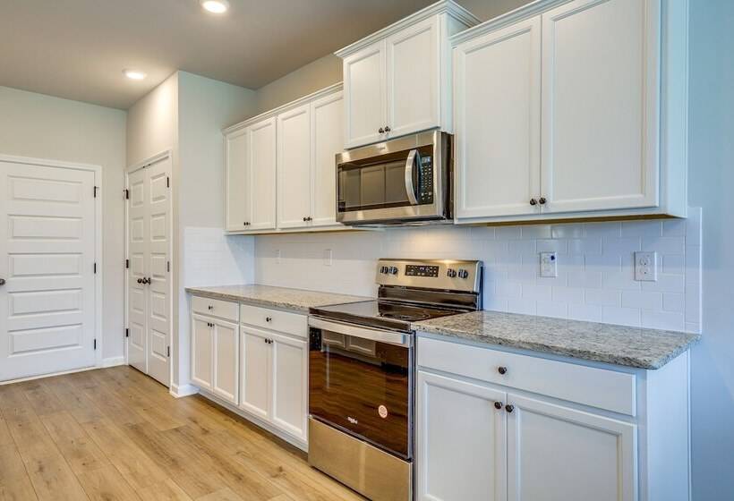 Walnut Grove Haven: Spacious Retreat W/ Fireplace!