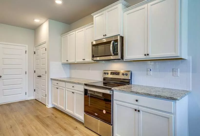 Walnut Grove Haven: Spacious Retreat W/ Fireplace!