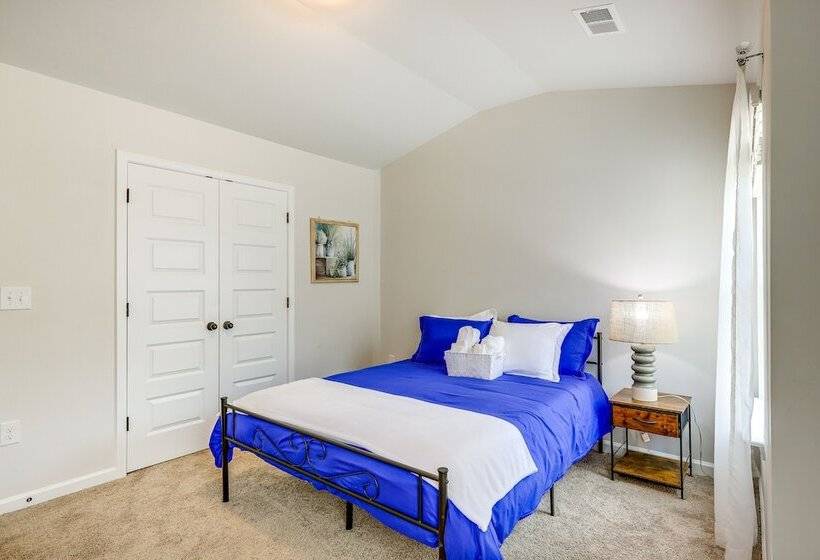 Walnut Grove Haven: Spacious Retreat W/ Fireplace!