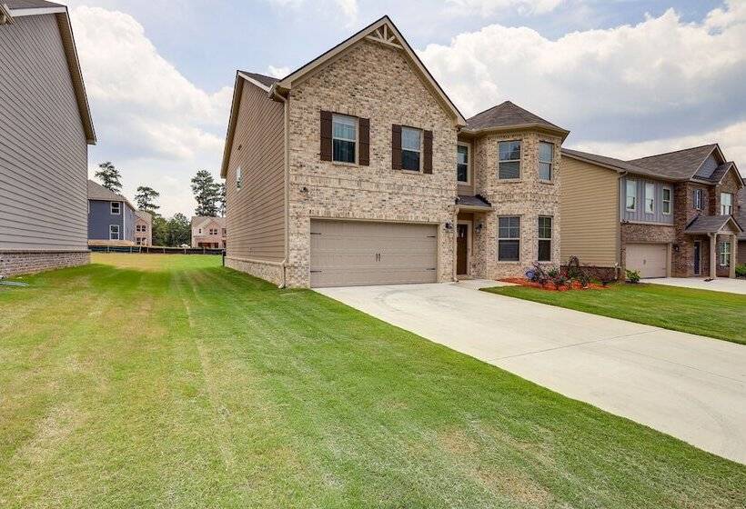 Walnut Grove Haven: Spacious Retreat W/ Fireplace!