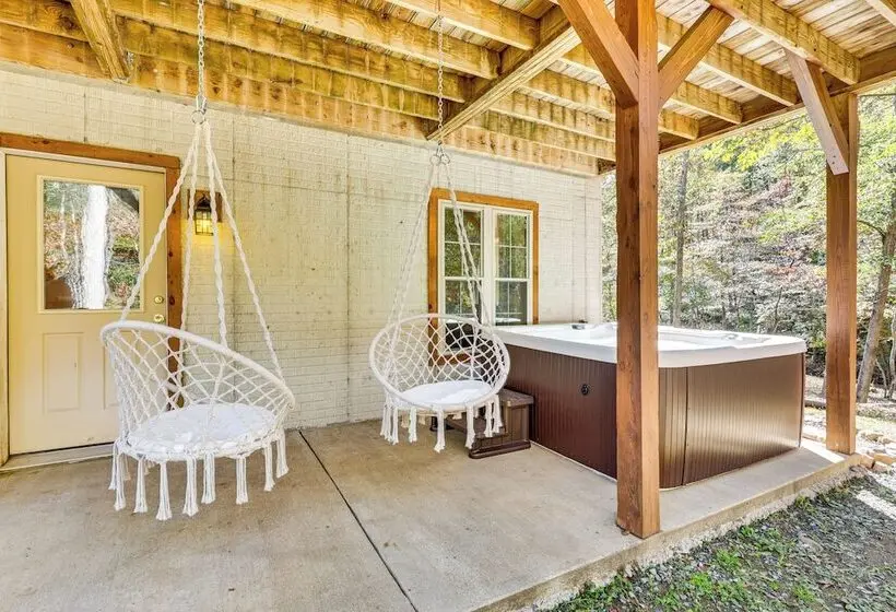 Wardensville Cabin W/ Hot Tub, Creek & Fire Pit!