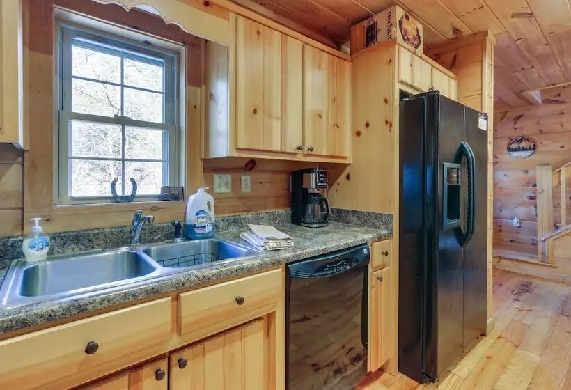 Wardensville Cabin W/ Hot Tub, Creek & Fire Pit!