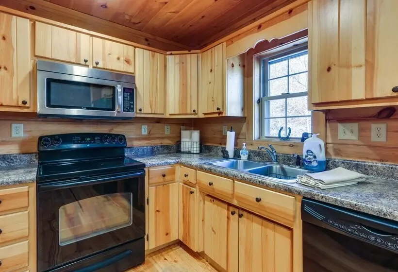 Wardensville Cabin W/ Hot Tub, Creek & Fire Pit!