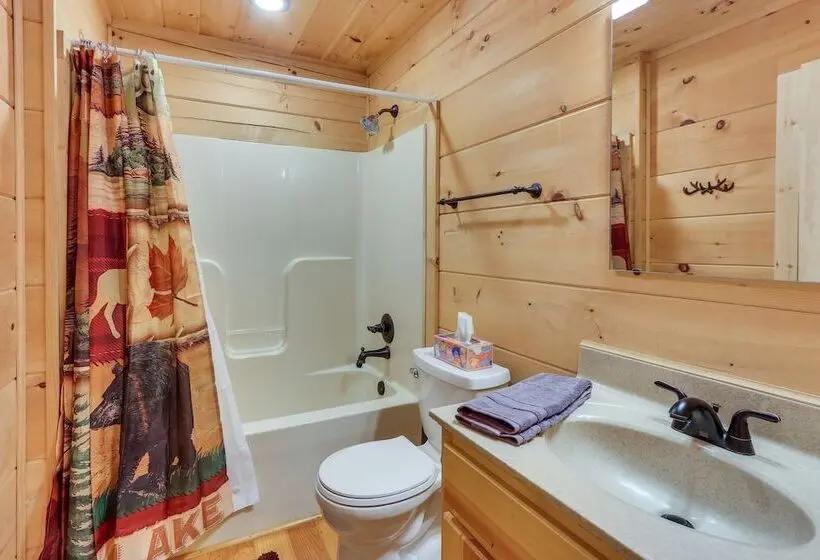 Wardensville Cabin W/ Hot Tub, Creek & Fire Pit!