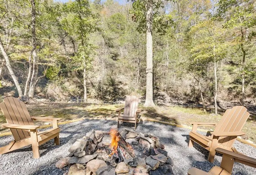 Wardensville Cabin W/ Hot Tub, Creek & Fire Pit!