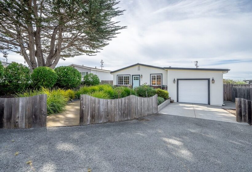Your Dream Seaside Vacation! Charming 2 Bdr Home