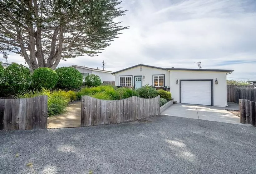 Your Dream Seaside Vacation! Charming 2 Bdr Home