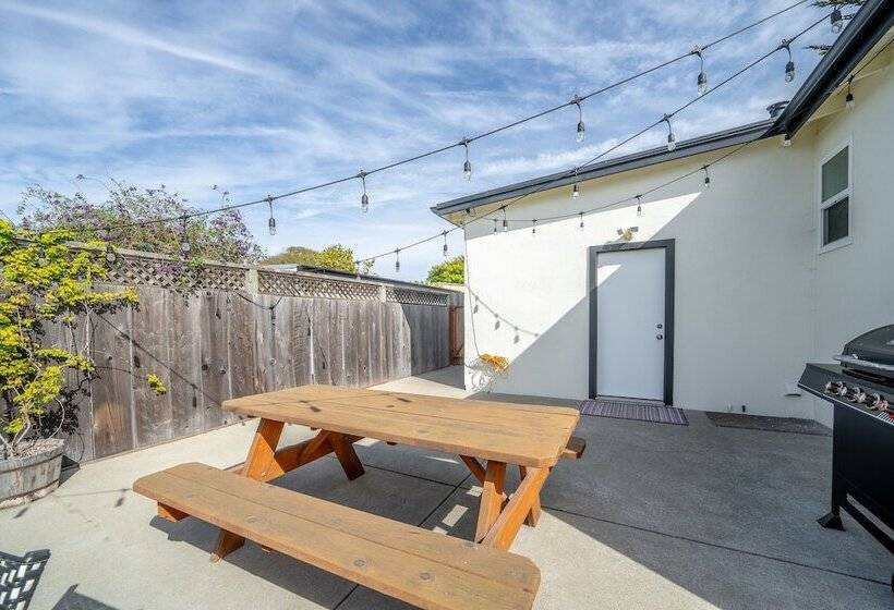 Your Dream Seaside Vacation! Charming 2 Bdr Home