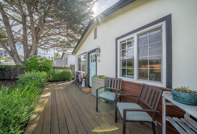 Your Dream Seaside Vacation! Charming 2 Bdr Home