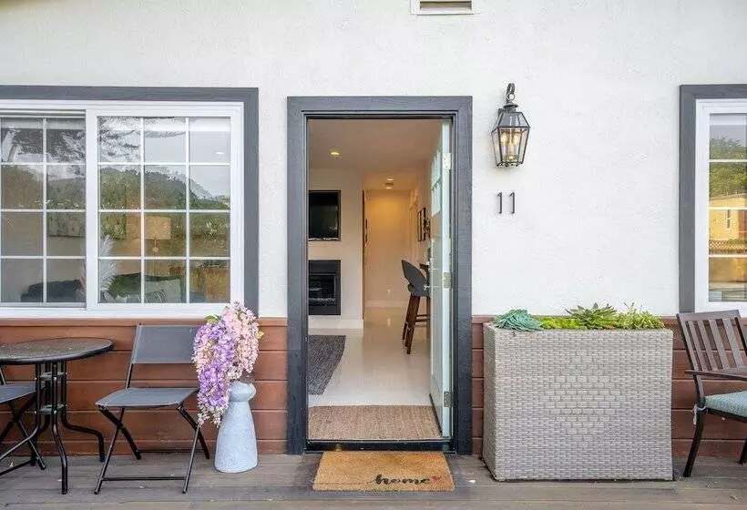 Your Dream Seaside Vacation! Charming 2 Bdr Home