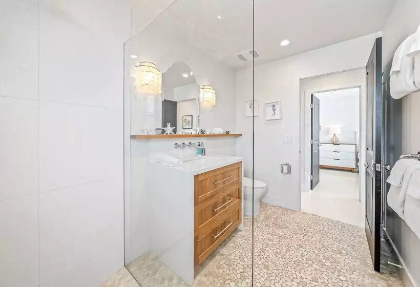 Your Dream Seaside Vacation! Charming 2 Bdr Home