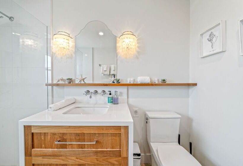 Your Dream Seaside Vacation! Charming 2 Bdr Home