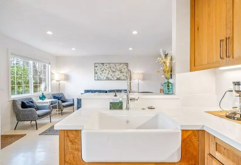 Your Dream Seaside Vacation! Charming 2 Bdr Home