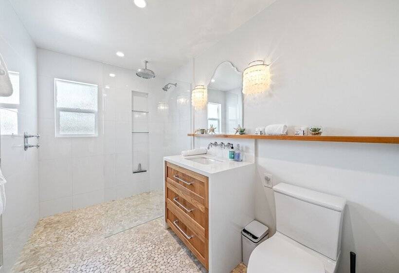 Your Dream Seaside Vacation! Charming 2 Bdr Home