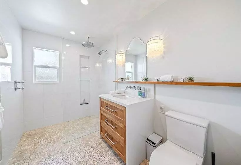 Your Dream Seaside Vacation! Charming 2 Bdr Home