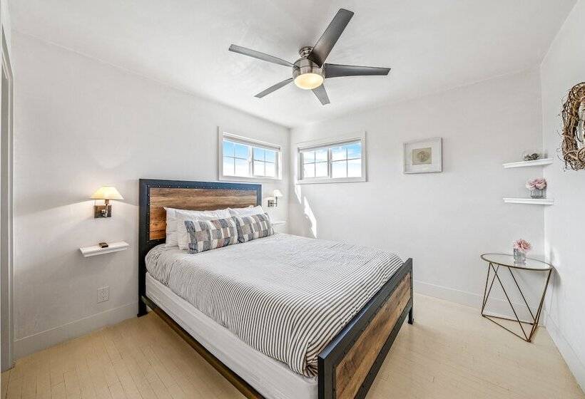 Your Dream Seaside Vacation! Charming 2 Bdr Home