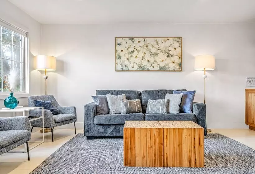 Your Dream Seaside Vacation! Charming 2 Bdr Home