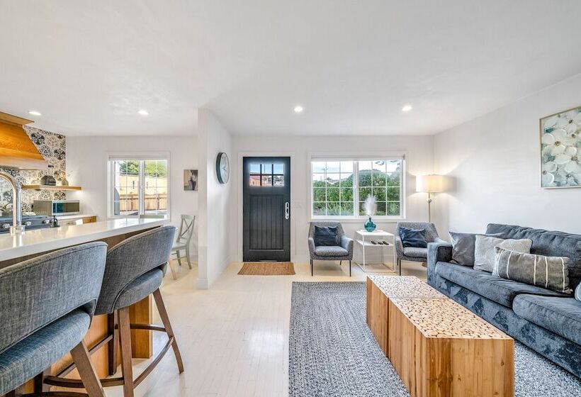 Your Dream Seaside Vacation! Charming 2 Bdr Home