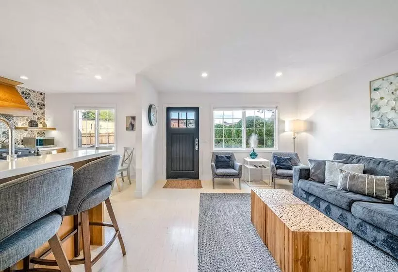 Your Dream Seaside Vacation! Charming 2 Bdr Home