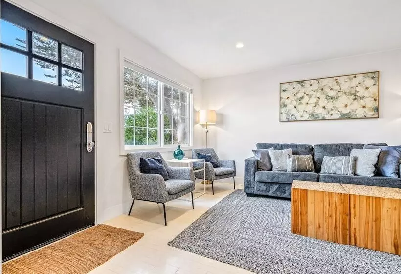 Your Dream Seaside Vacation! Charming 2 Bdr Home