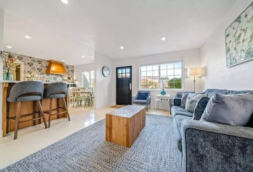 Your Dream Seaside Vacation! Charming 2 Bdr Home