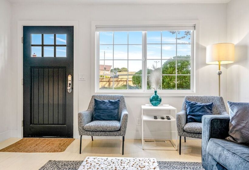 Your Dream Seaside Vacation! Charming 2 Bdr Home