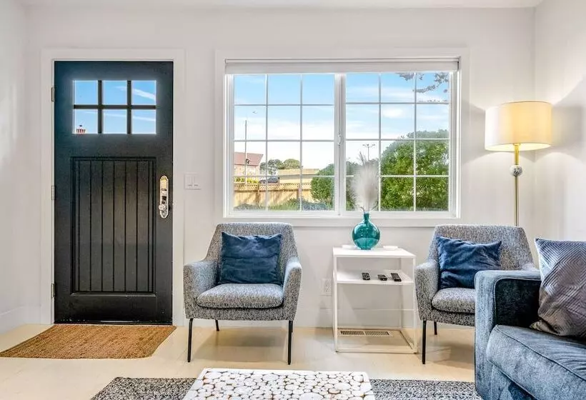 Your Dream Seaside Vacation! Charming 2 Bdr Home