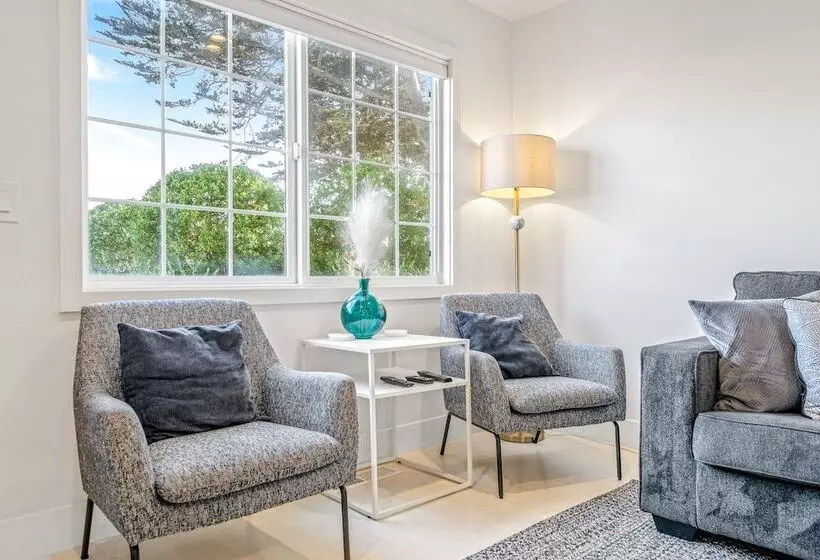 Your Dream Seaside Vacation! Charming 2 Bdr Home