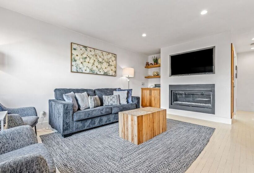 Your Dream Seaside Vacation! Charming 2 Bdr Home