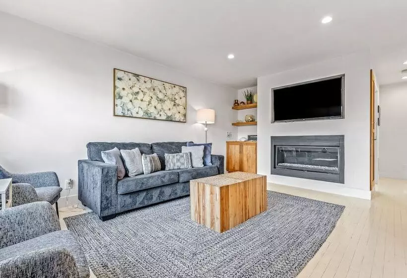 Your Dream Seaside Vacation! Charming 2 Bdr Home