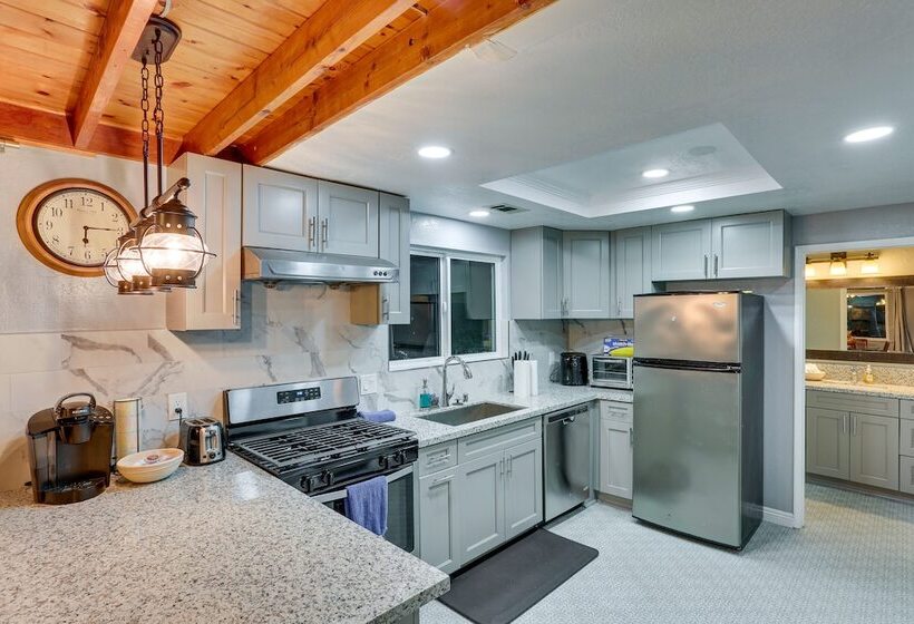 Cabin W/ 2 Decks   3 Mi To Lake Arrowhead Village!